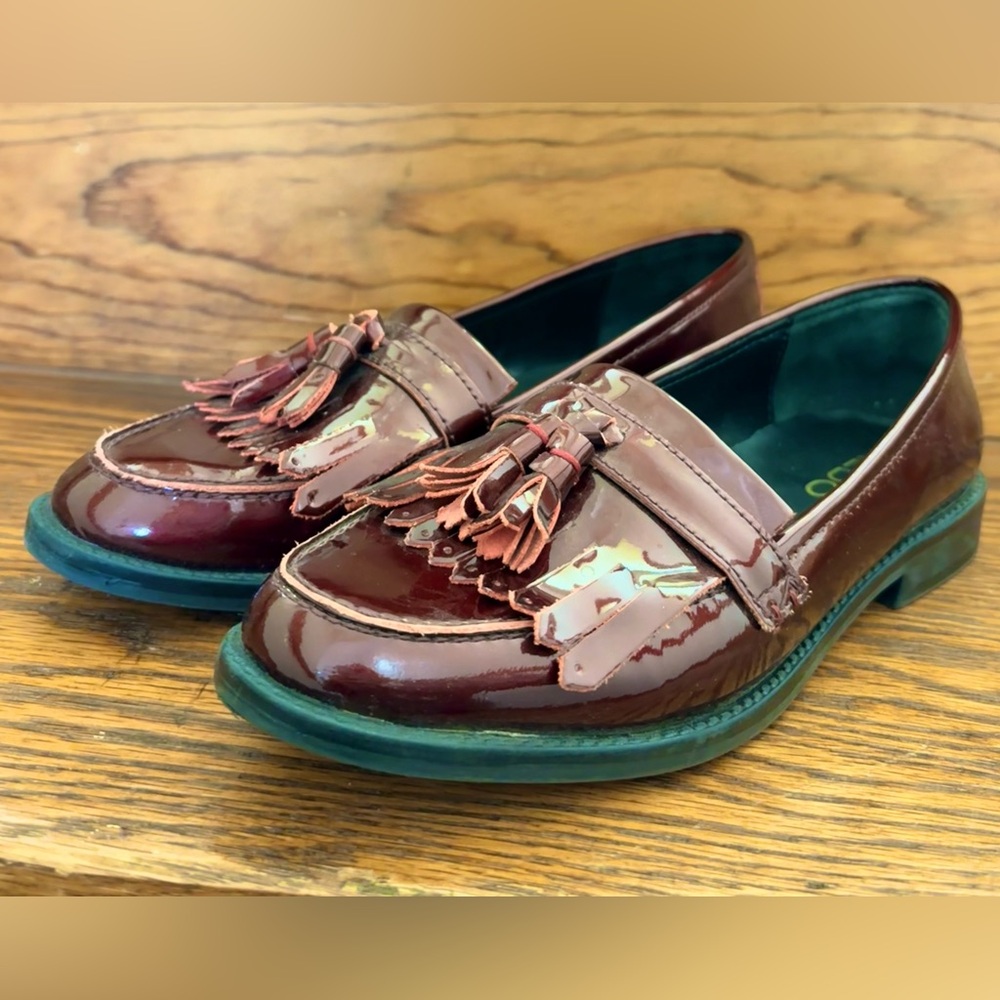 Aldo Loafers Gorgeous Candy Apple Red Patent Kiltie Fringe 7.5 (run small) EUC